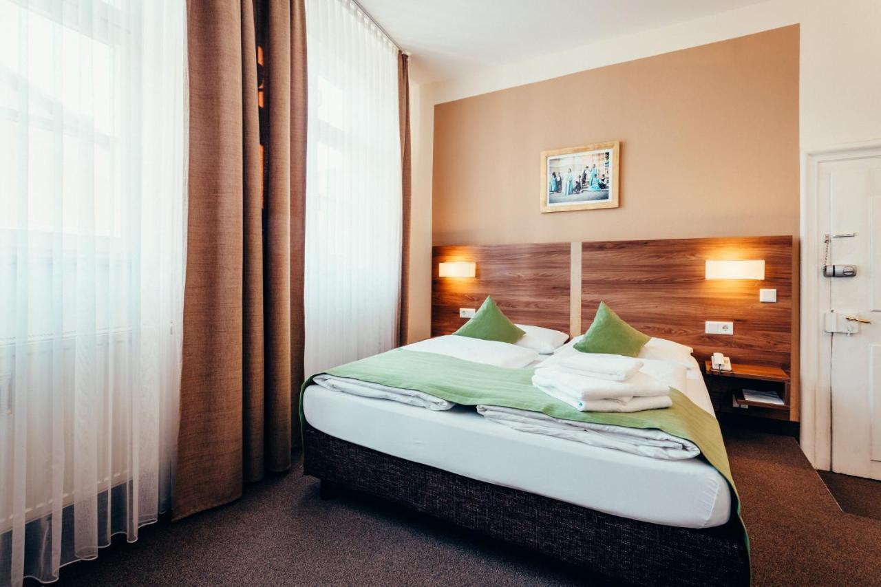 Hotel Adler ไอชเตทท์ ภายนอก รูปภาพ