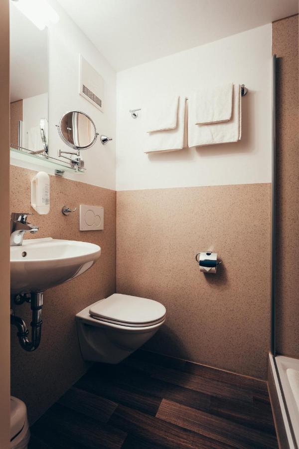 Hotel Adler ไอชเตทท์ ภายนอก รูปภาพ